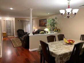 304 Harvest Ln in Monmouth Junction, NJ - Foto de edificio - Building Photo