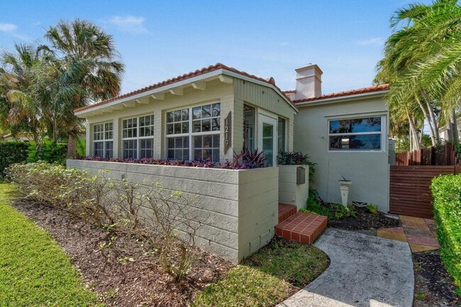 1219 N Lakeside Dr in Lake Worth Beach, FL - Foto de edificio - Building Photo