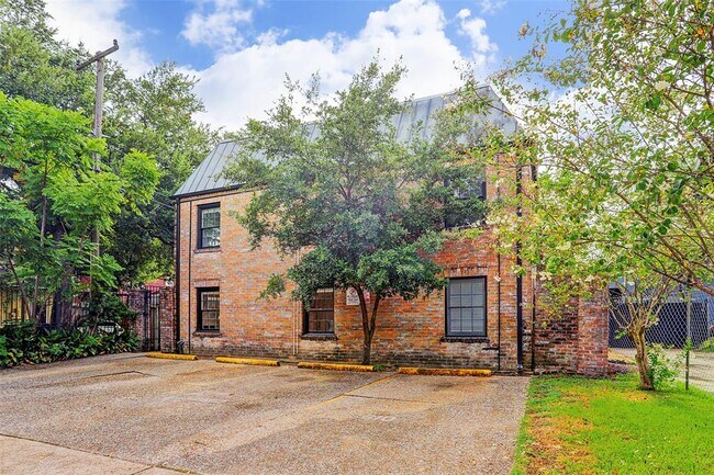 2610 Whitney St in Houston, TX - Building Photo - Building Photo