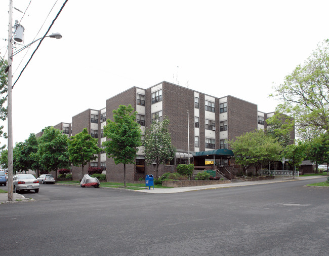 Eugene Hanratta Senior Housing in Watervliet, NY - Foto de edificio - Building Photo