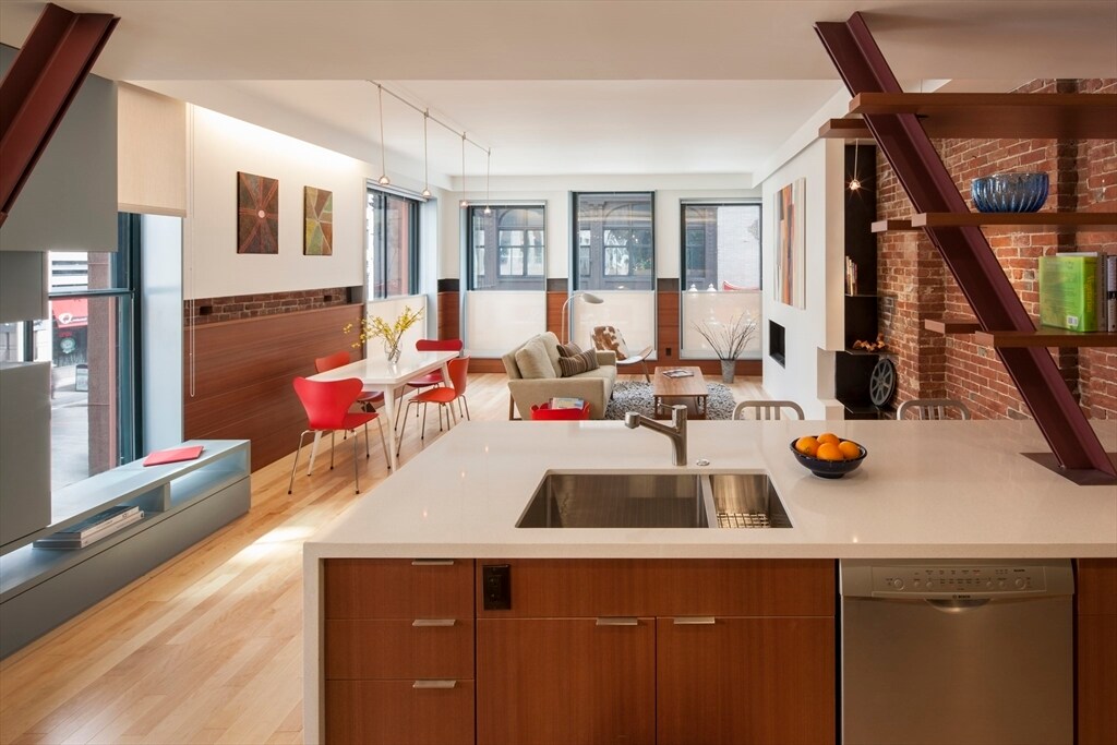681 Washington St in Boston, MA - Building Photo