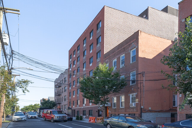 722 E 216th St in Bronx, NY - Building Photo - Primary Photo