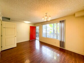 4554 Russell Ave, Unit 1 in Los Angeles, CA - Building Photo - Building Photo