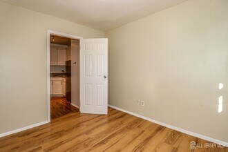 18 College Dr in Edison, NJ - Foto de edificio - Building Photo