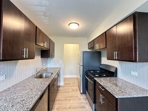 527 W Surf St, Unit A04C in Chicago, IL - Foto de edificio - Building Photo