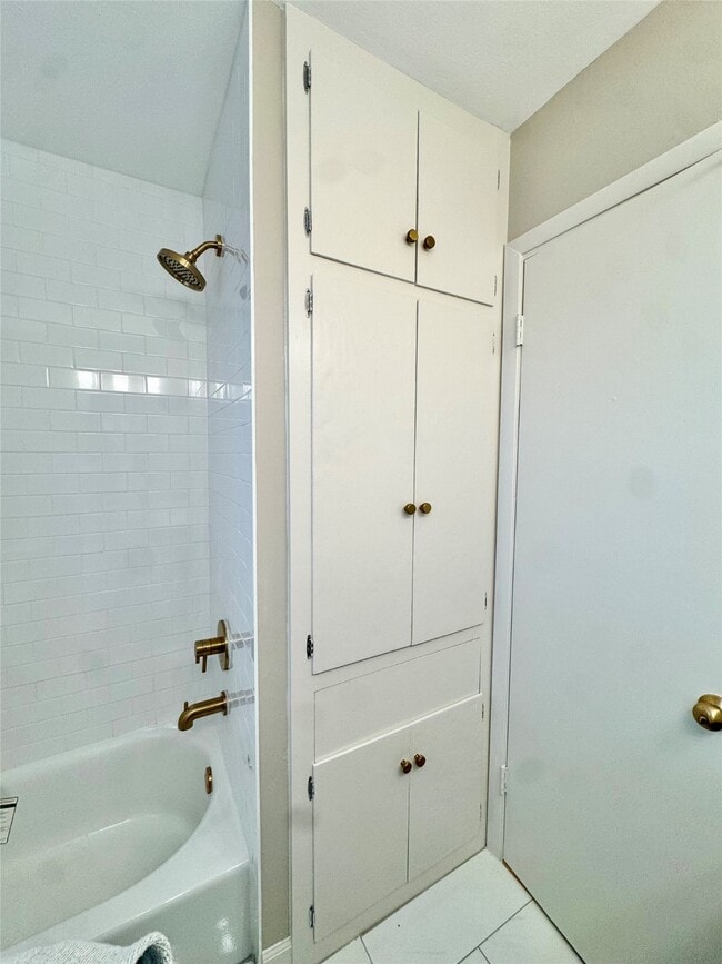 8218 Edgemoor Dr in Houston, TX - Building Photo - Building Photo