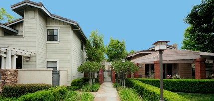 Bowen Court Senior Community in Huntington Beach, CA - Foto de edificio - Building Photo