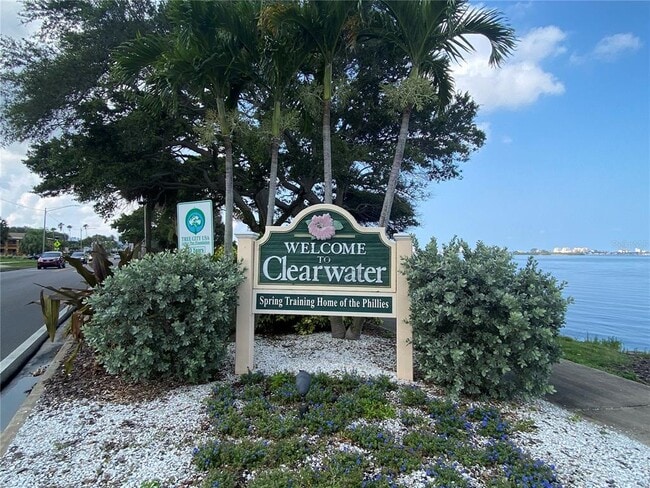 2084 Ridgelane Rd in Clearwater, FL - Building Photo - Building Photo