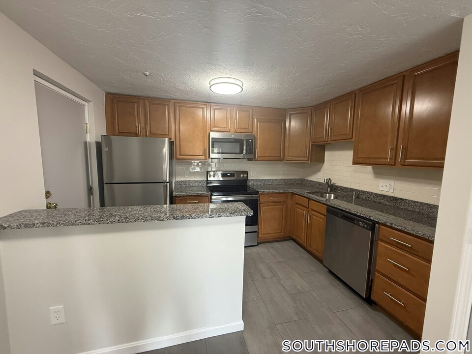 48 Dean St-Unit -J in Norwood, MA - Building Photo