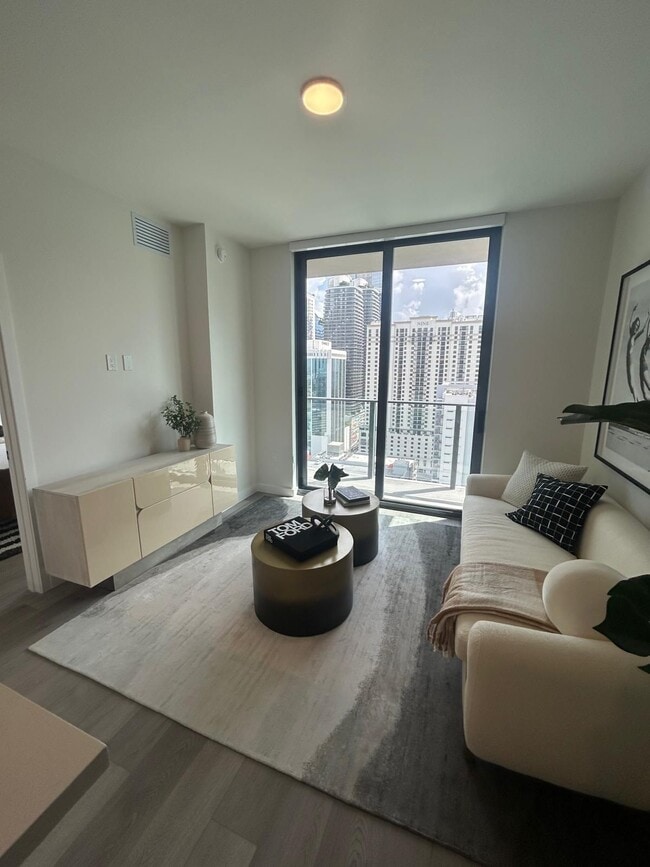 560 SW 9th St, Unit C1 in Miami, FL - Foto de edificio - Building Photo