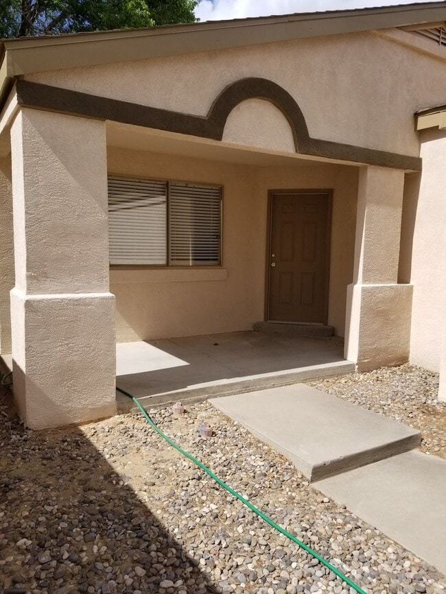 980 Charles Dr NE in Rio Rancho, NM - Building Photo - Building Photo