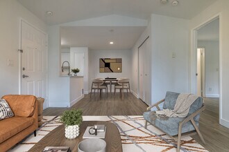 The Docks at Redmond Lakeview in Redmond, WA - Foto de edificio - Building Photo