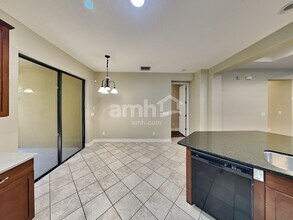 8241 Dunham Station Dr in Tampa, FL - Foto de edificio - Building Photo