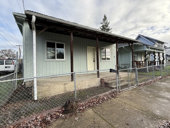 328 SE Lane Ave in Roseburg, OR - Building Photo - Building Photo