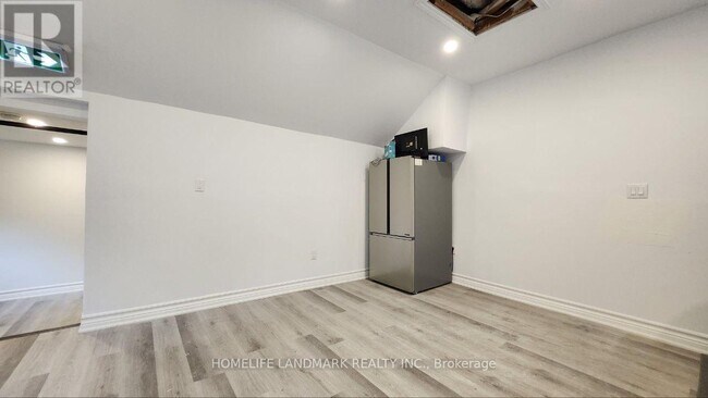 325-325 Simcoe St S in Oshawa, ON - Building Photo - Building Photo