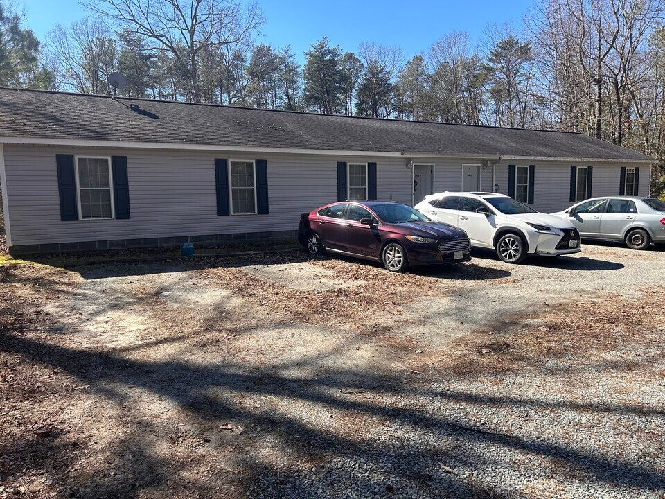 542 Howerton Rd, Unit 544 B in Dunnsville, VA - Building Photo