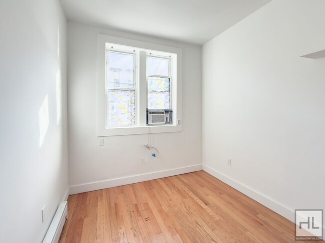 NO FEE / SUMMERFIELD STREET / Spacious 3-Bed 1-Bath / Bushwick and Ridgewood Border