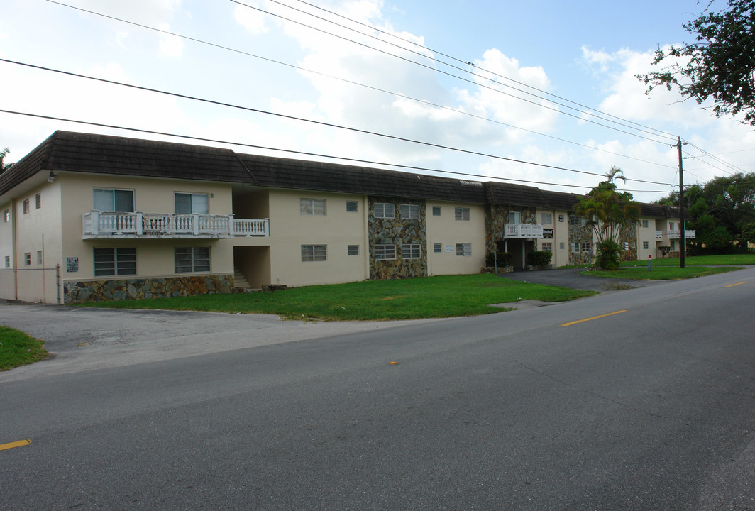 Robinhood Apartments in Miami, FL - Foto de edificio