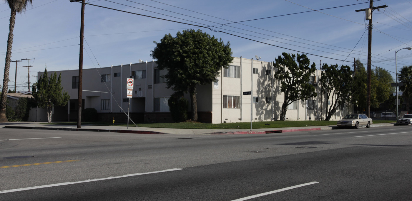 6800 Varna Ave in Van Nuys, CA - Foto de edificio