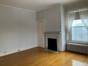 31 Pleasant St, Unit 1 in Salem, MA - Foto de edificio - Building Photo