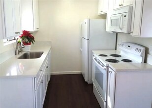 14718 Magnolia Blvd in Los Angeles, CA - Foto de edificio - Building Photo