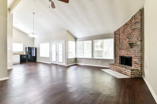 3002 Sherborne St in Pearland, TX - Building Photo - Building Photo