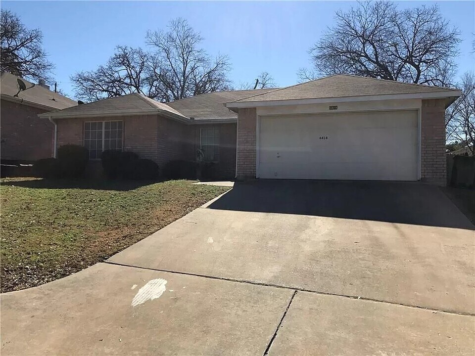 6414 Woods Edge Dr in Arlington, TX - Foto de edificio