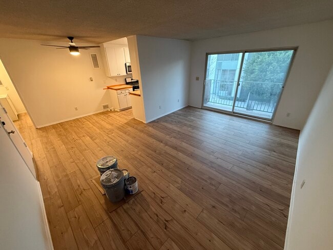 1218 McClellan Dr, Unit 201 in Los Angeles, CA - Foto de edificio - Building Photo