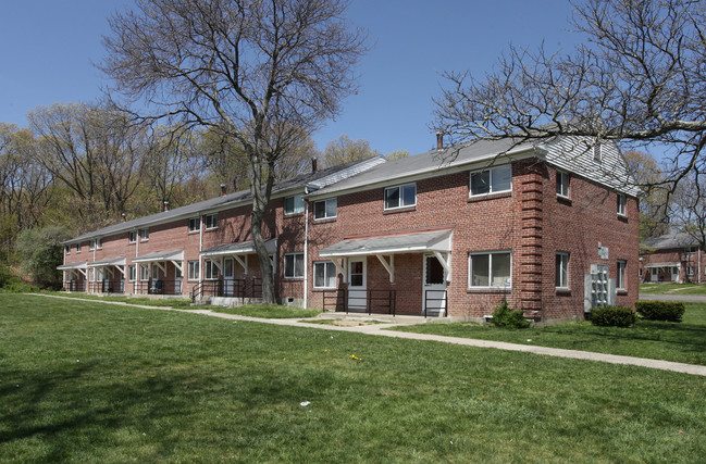 Country Village Apartments in Waterbury, CT - Building Photo - Building Photo