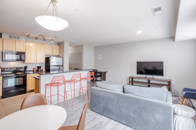 121 E Freedom Way in Cincinnati, OH - Foto de edificio - Building Photo