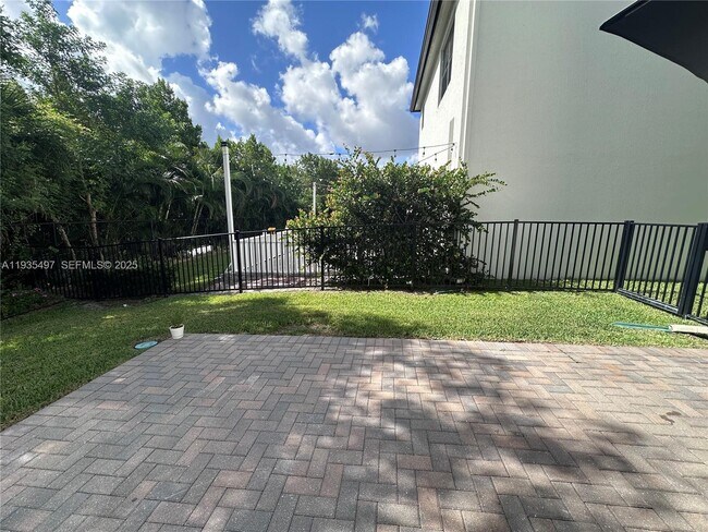 8951 Madrid Cir in Naples, FL - Building Photo - Building Photo