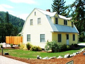 960 2nd Ave in Gold Hill, OR - Building Photo