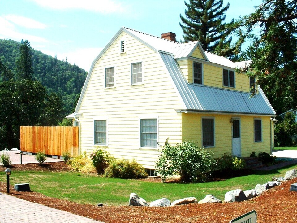 960 2nd Ave in Gold Hill, OR - Foto de edificio