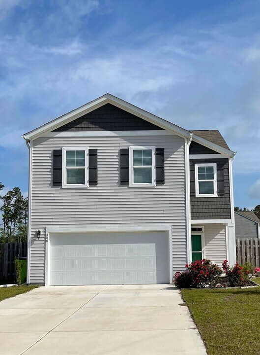 800 Lenox Dr in Holly Ridge, NC - Building Photo