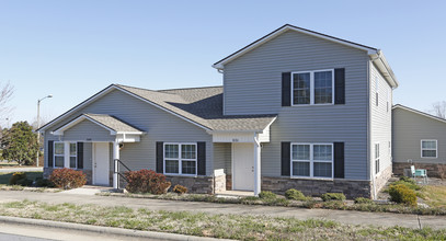 Stanford Place Village in Hickory, NC - Foto de edificio - Building Photo