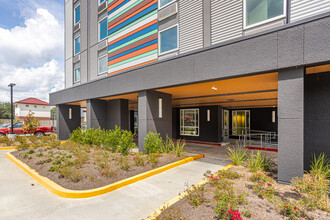 Lake Forest Manor Senior Apartments 62+ in New Orleans, LA - Foto de edificio - Building Photo