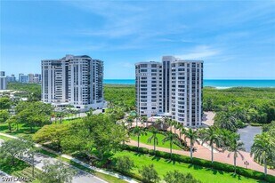 6075 Pelican Bay Blvd in Naples, FL - Building Photo