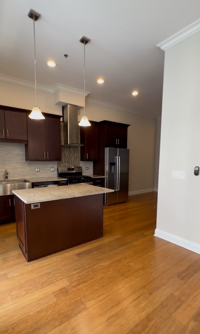 19 N Aberdeen St, Unit 305 in Chicago, IL - Building Photo - Building Photo