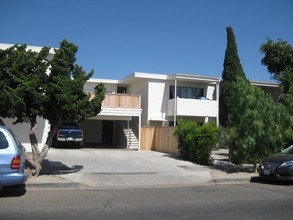 223 E Bunny Ave in Santa Maria, CA - Foto de edificio - Building Photo