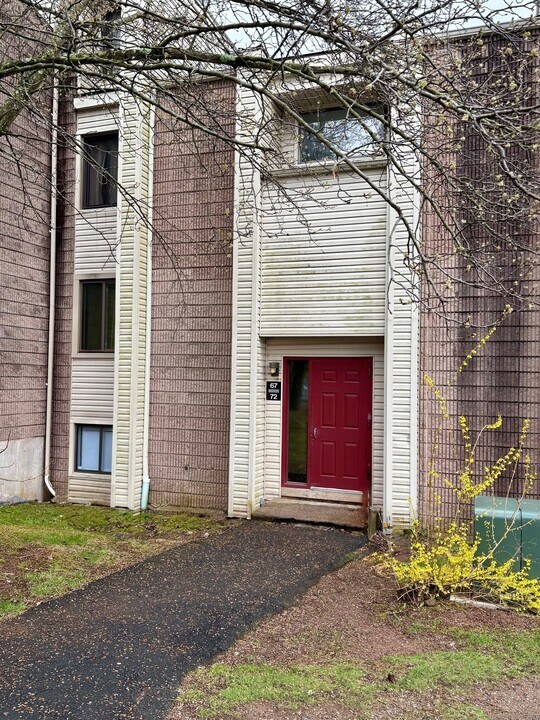 70 Burgundy Hill Ln in Middletown, CT - Building Photo