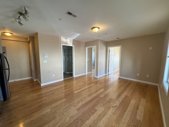 53 Chelsea St, Unit 1 in Boston, MA - Foto de edificio - Building Photo