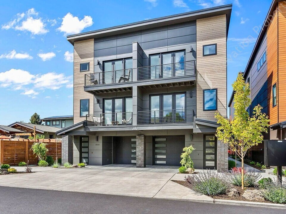 26 NW McCann Ave in Bend, OR - Building Photo