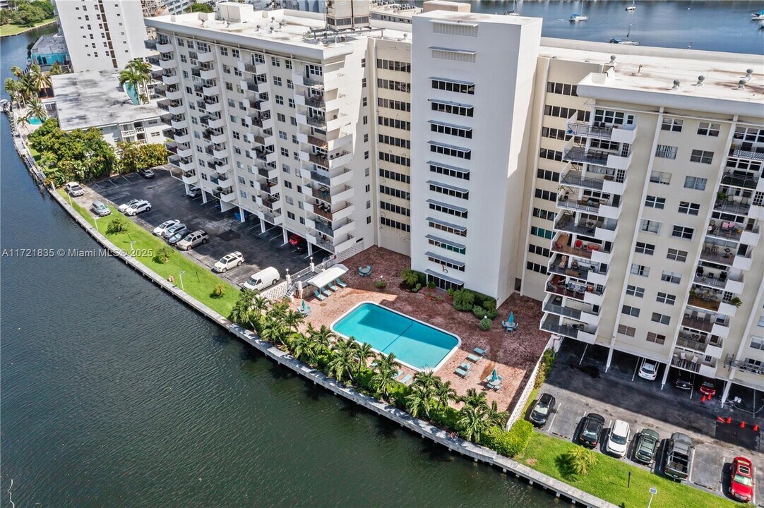 401 Golden Isles Dr, Unit 1114 in Hallandale Beach, FL - Foto de edificio