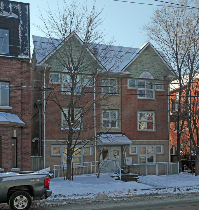 841 Dundas St E in Toronto, ON - Building Photo