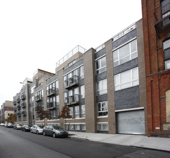 80 Meserole Street in Brooklyn, NY - Foto de edificio - Building Photo