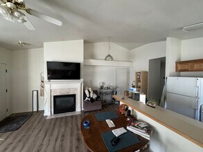 2062 NE Chanel Ct, Unit #4 in Bend, OR - Foto de edificio - Building Photo