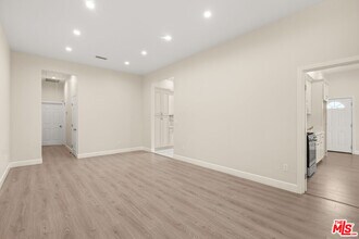 6255 Gentry Ave in Los Angeles, CA - Building Photo - Building Photo