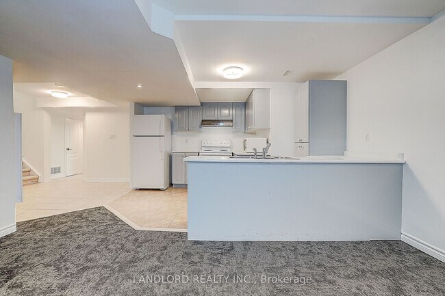8 Wood Dale Rd in Vaughan, ON - Building Photo - Building Photo