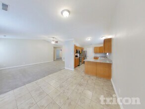 8596 Captain Dr in Avon, IN - Foto de edificio - Building Photo