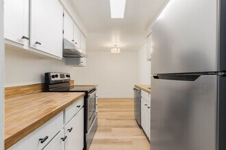 11004 NE 68th St in Kirkland, WA - Building Photo - Building Photo